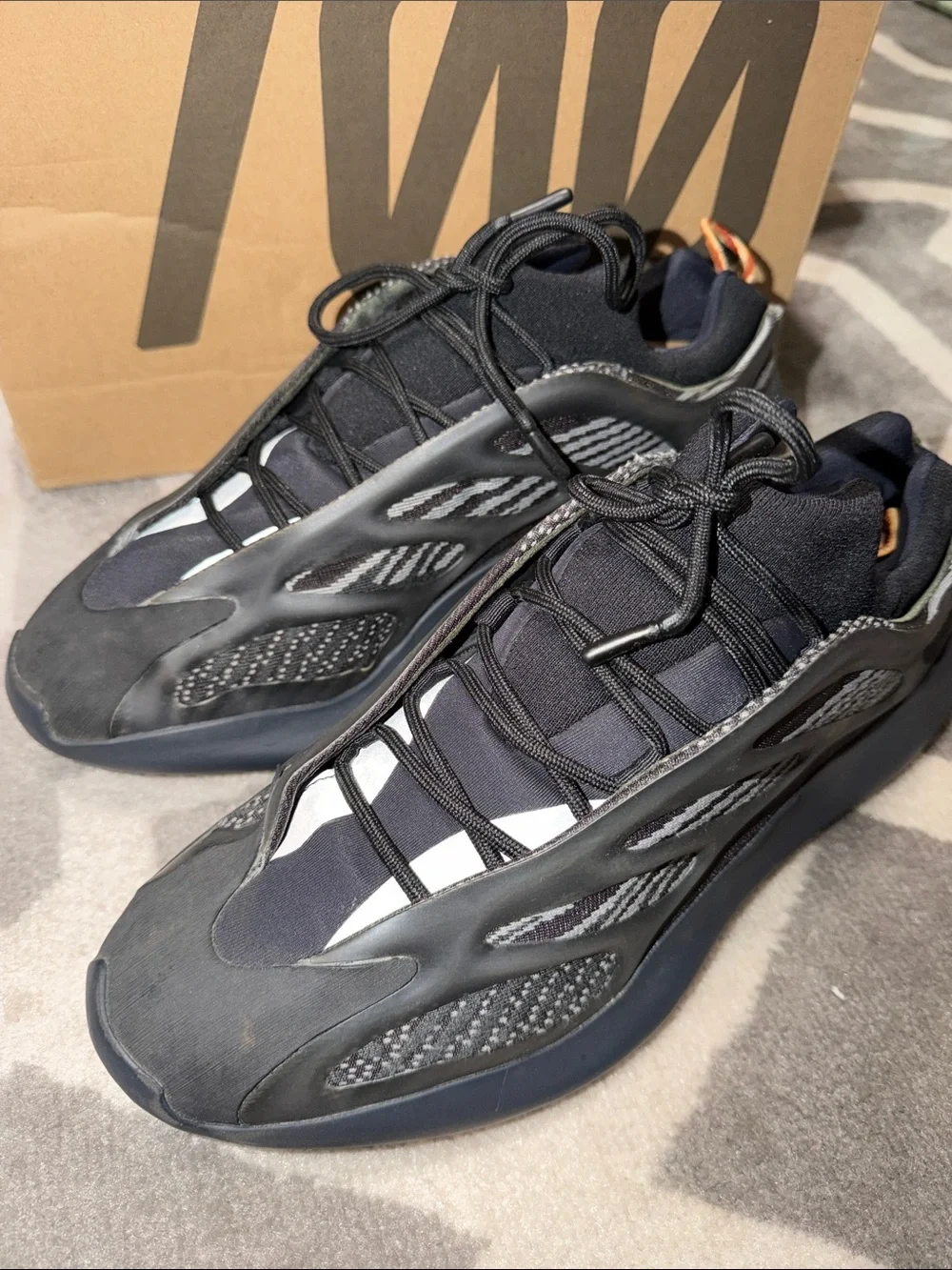 Men’s sz 11 Yeezy 700 w/box